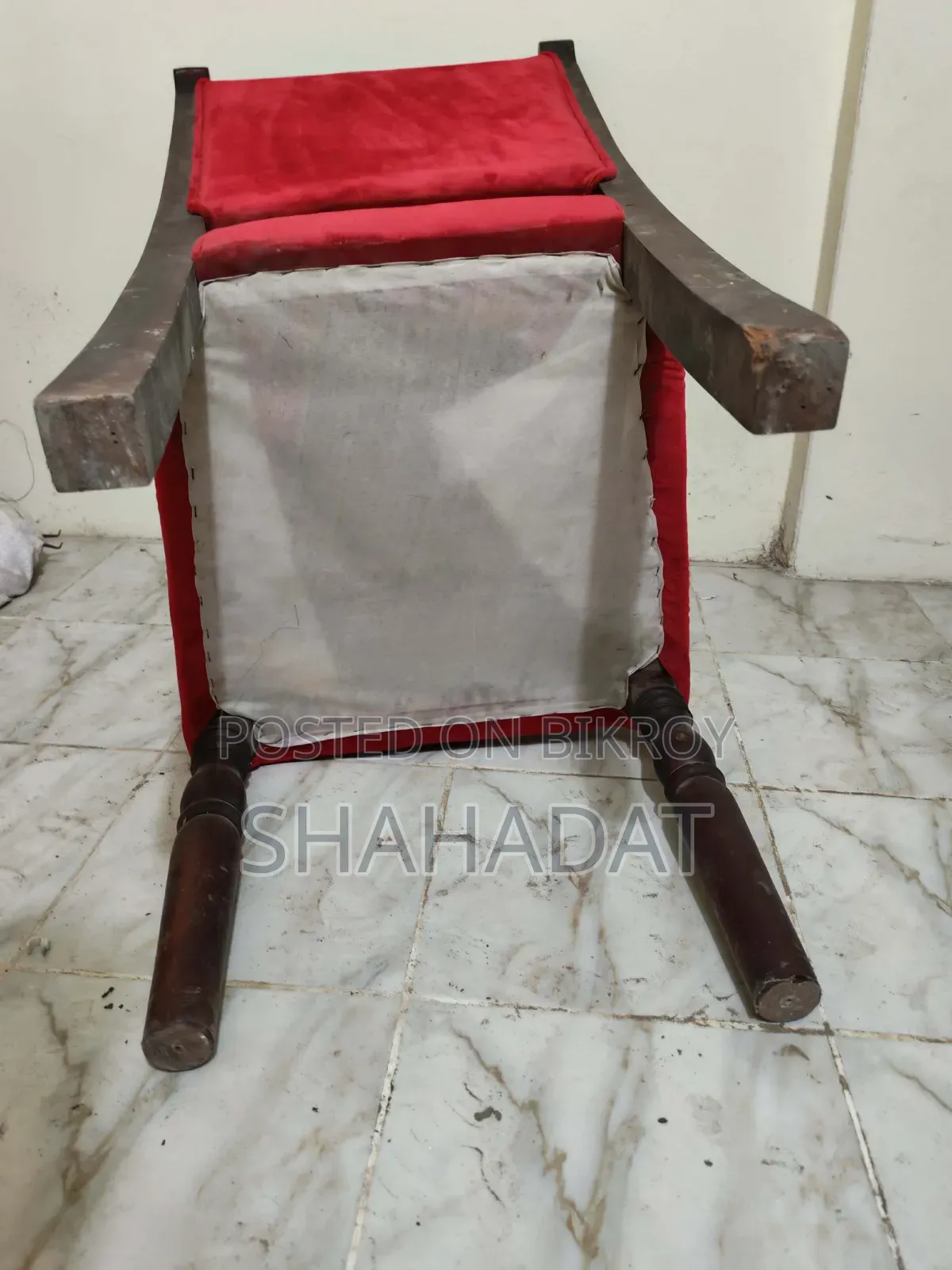 আকর্ষণীয় লাল ভেলভেট কাপড়ের মজবুত কাঠের চেয়ার (ব্যবহৃত)
