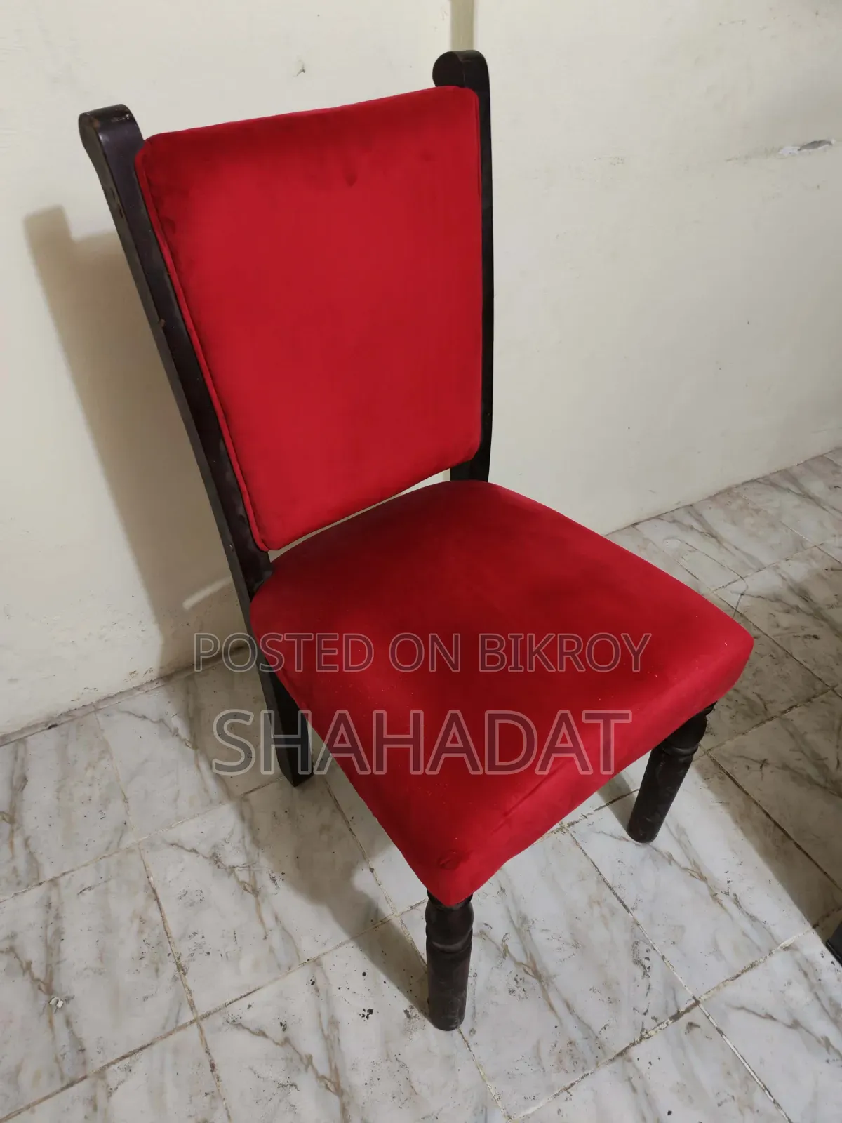 আকর্ষণীয় লাল ভেলভেট কাপড়ের মজবুত কাঠের চেয়ার (ব্যবহৃত)
