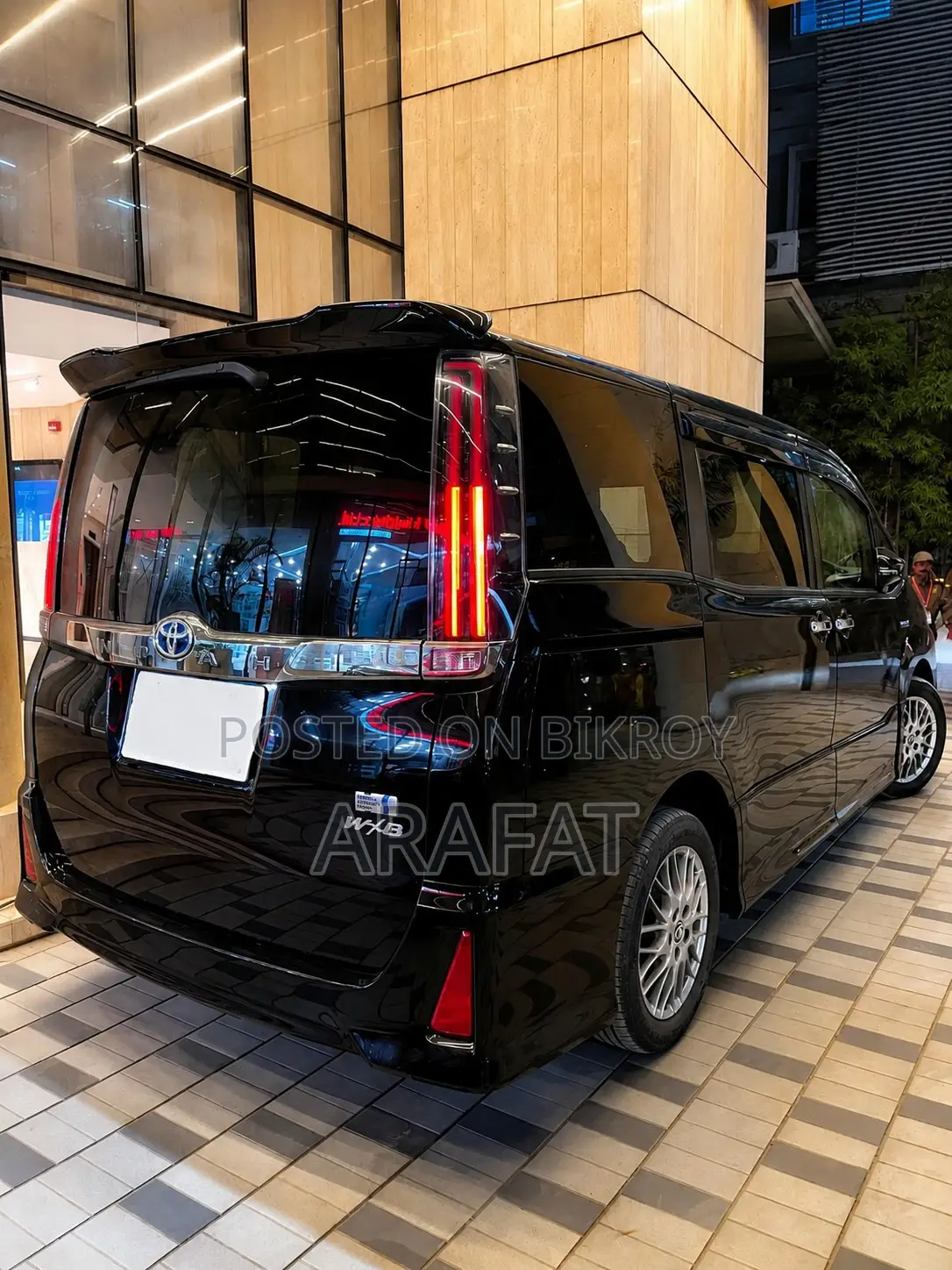 Toyota Noah 1.8 FWD Hybrid (7 seater) 2019 Black