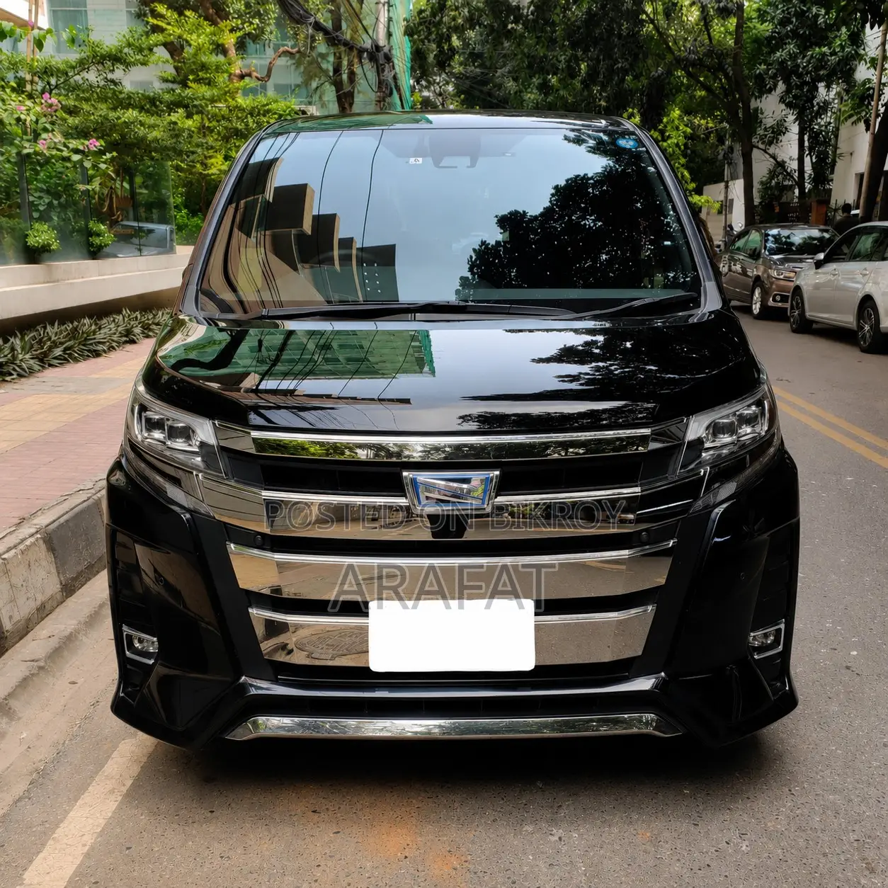 Toyota Noah 1.8 FWD Hybrid (7 seater) 2019 Black