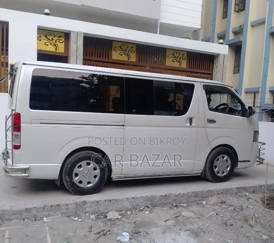Toyota HiAce 2010 White