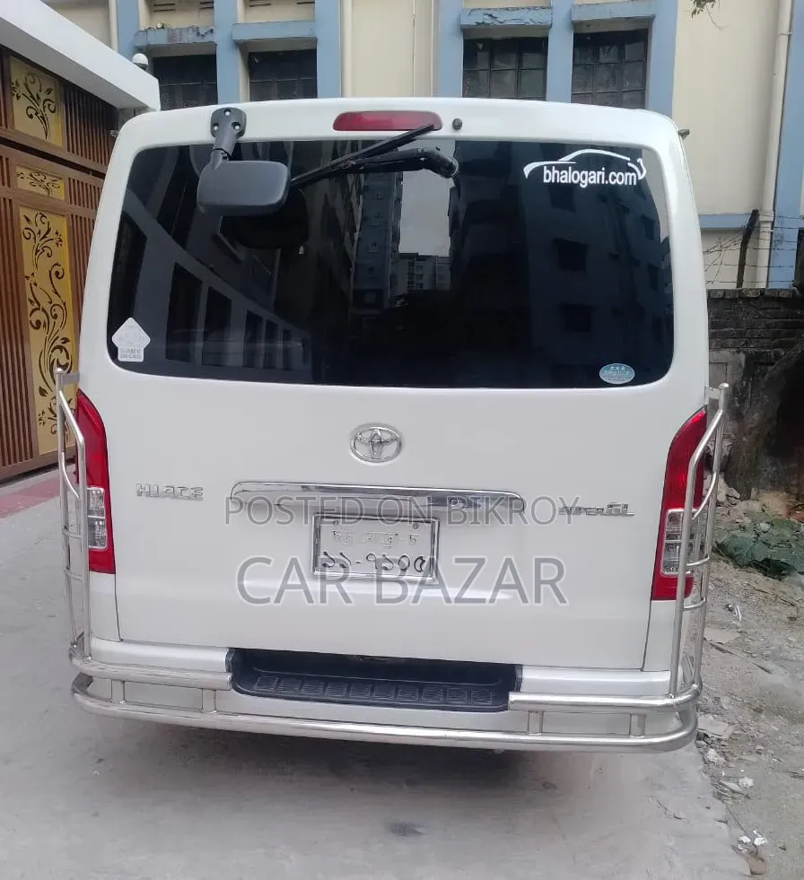 Toyota HiAce 2010 White