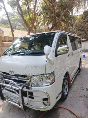 Toyota HiAce 2016 White
