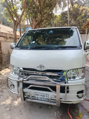 Toyota HiAce 2016 White