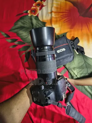 Canon 700D Camera With 300mm Zoom Lens for Sell