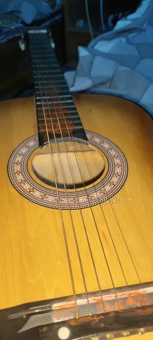 গিটার টা ভালো ।নিতে পারেন