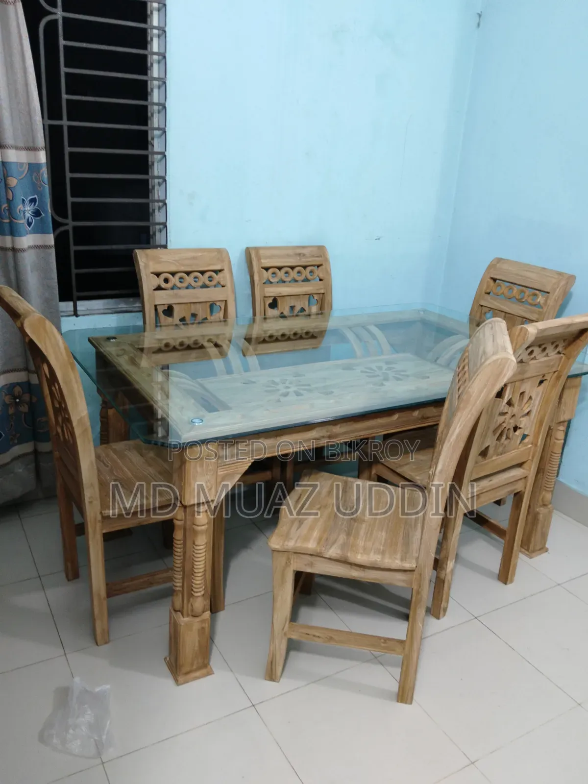 ডাইনিং টেবিল