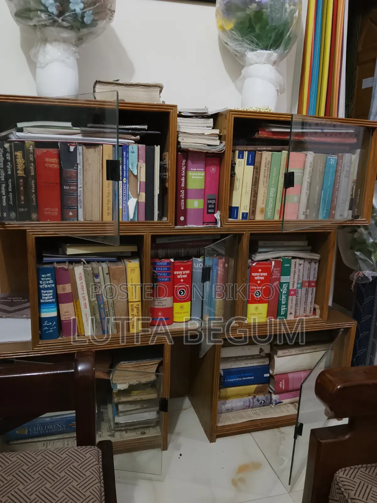 কাঠের বুকশেলফ