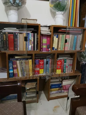 কাঠের বুকশেলফ