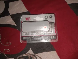 একটি গেমিং কিবোর্ড এবং একটি কন্ট্রোলার