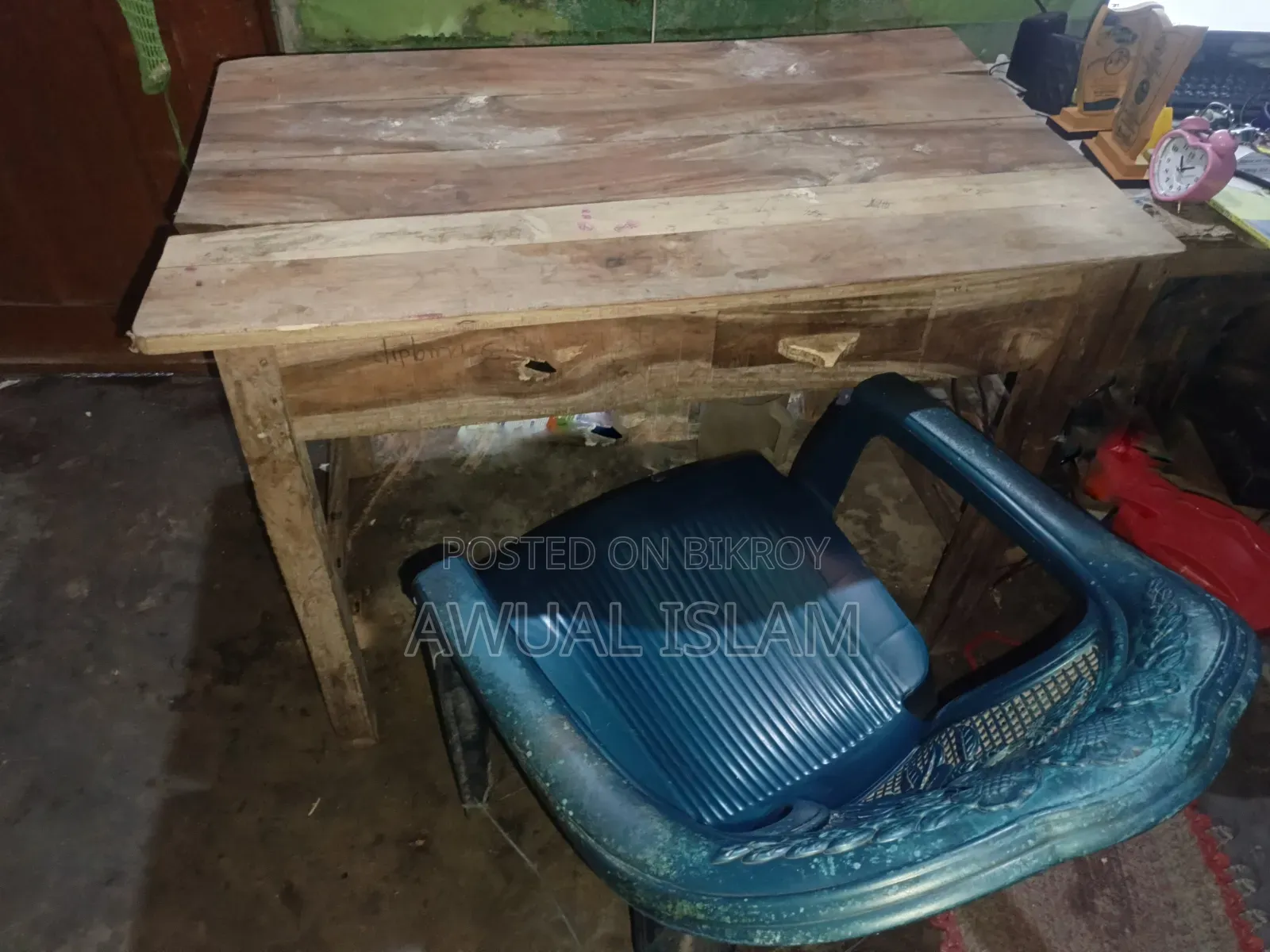 🪑 চেয়ার, টেবিল ও ২টি বেঞ্চ বিক্রি করা হবে।