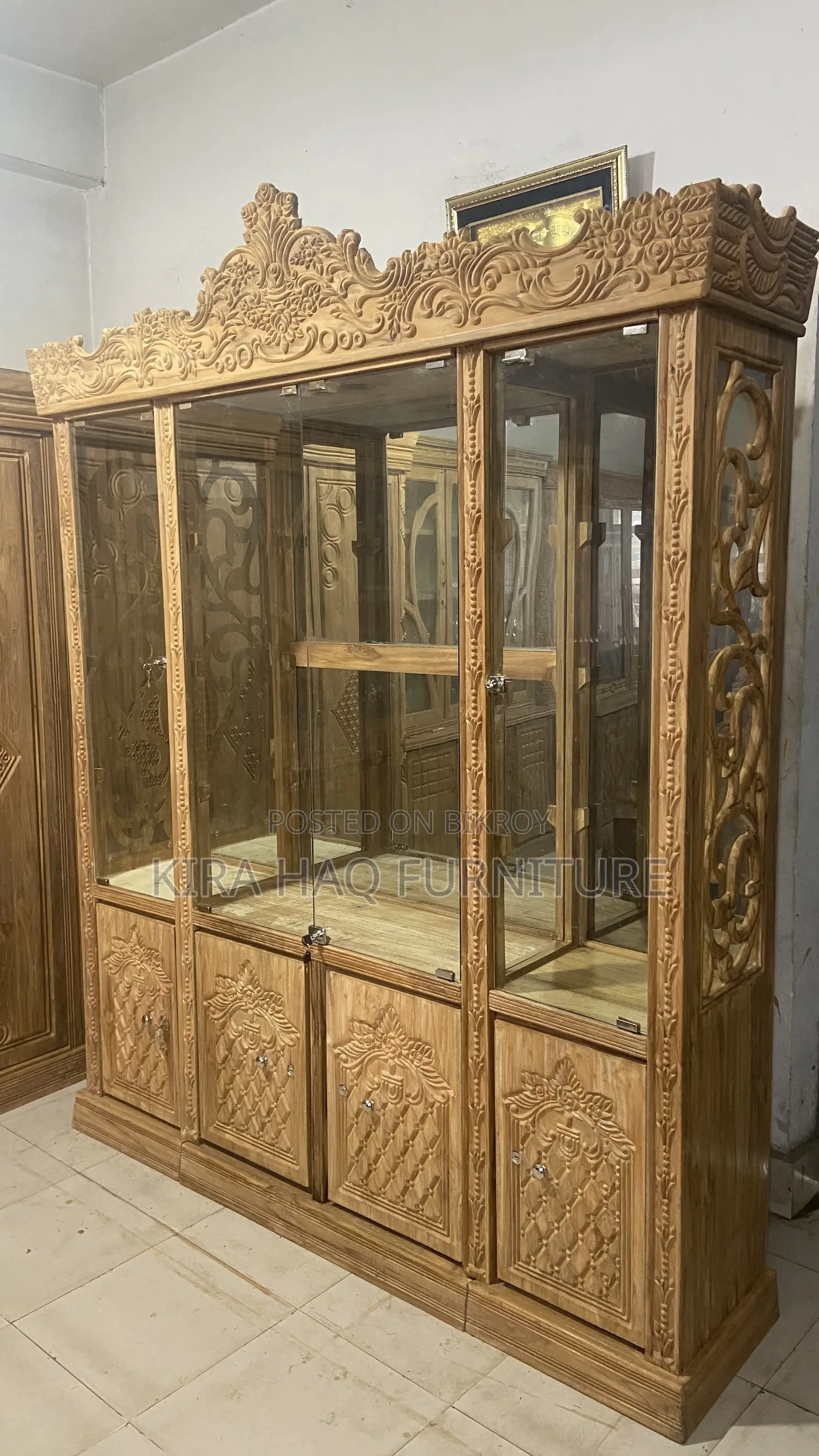 সেগুন কাঠের তৈরি গ্লাশের কেবিনেট