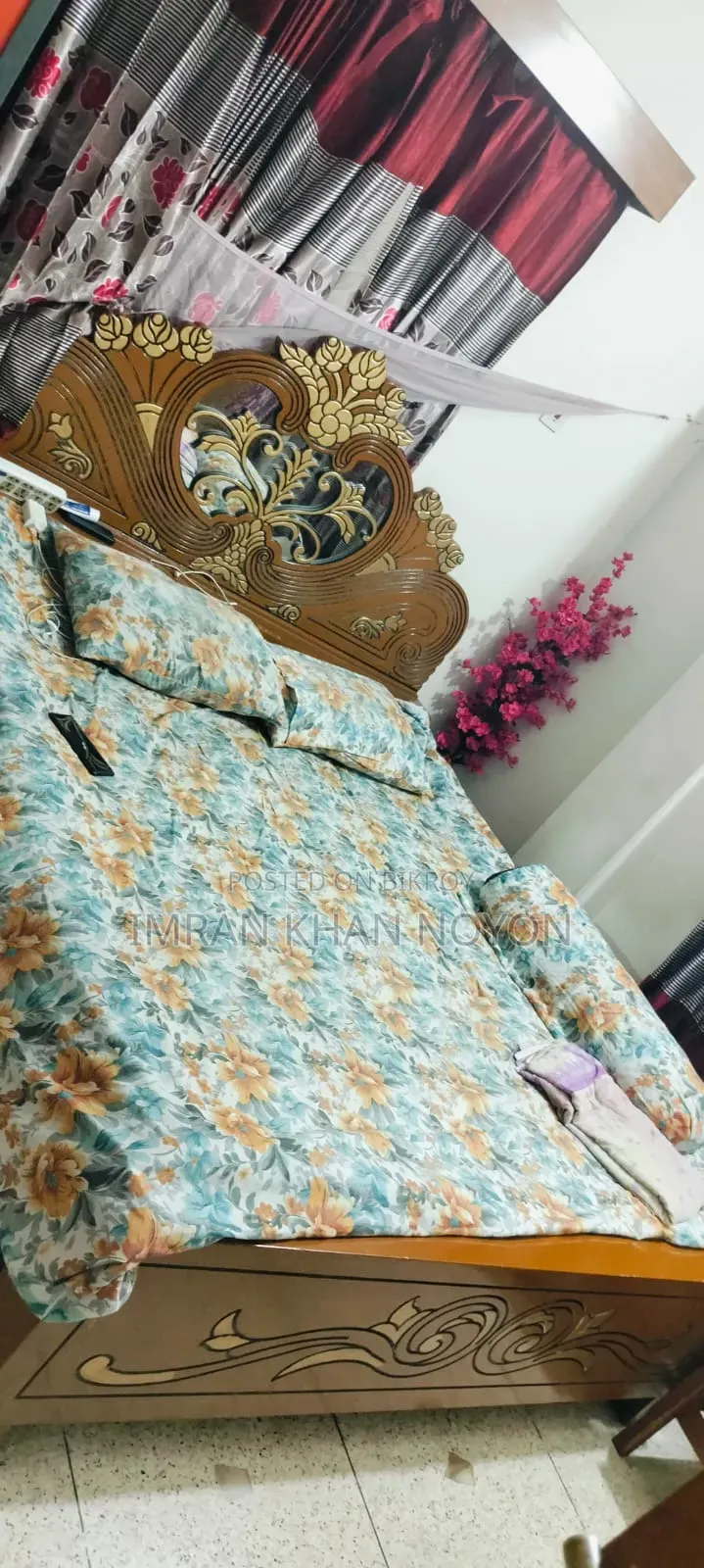 Bed Set With Corner Flowers.