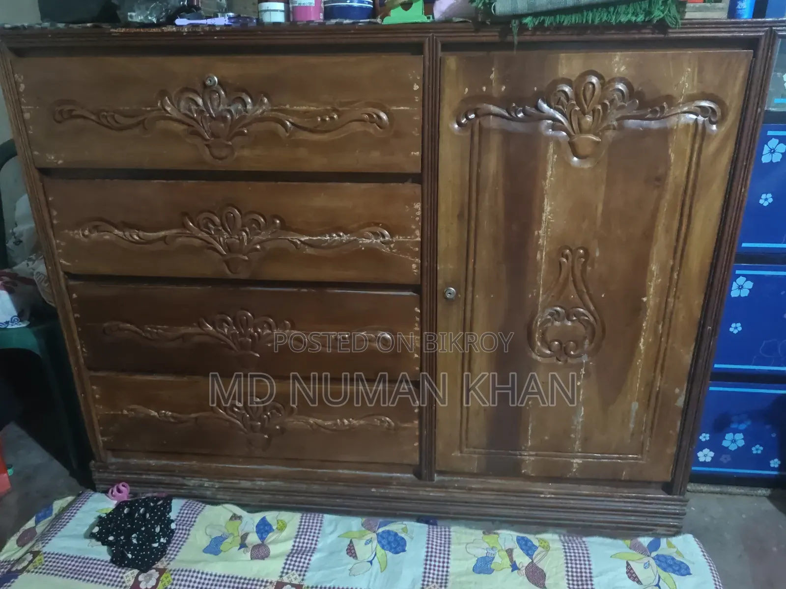 কাঠের ওয়ারড্রব