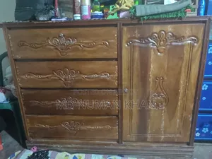 কাঠের ওয়ারড্রব