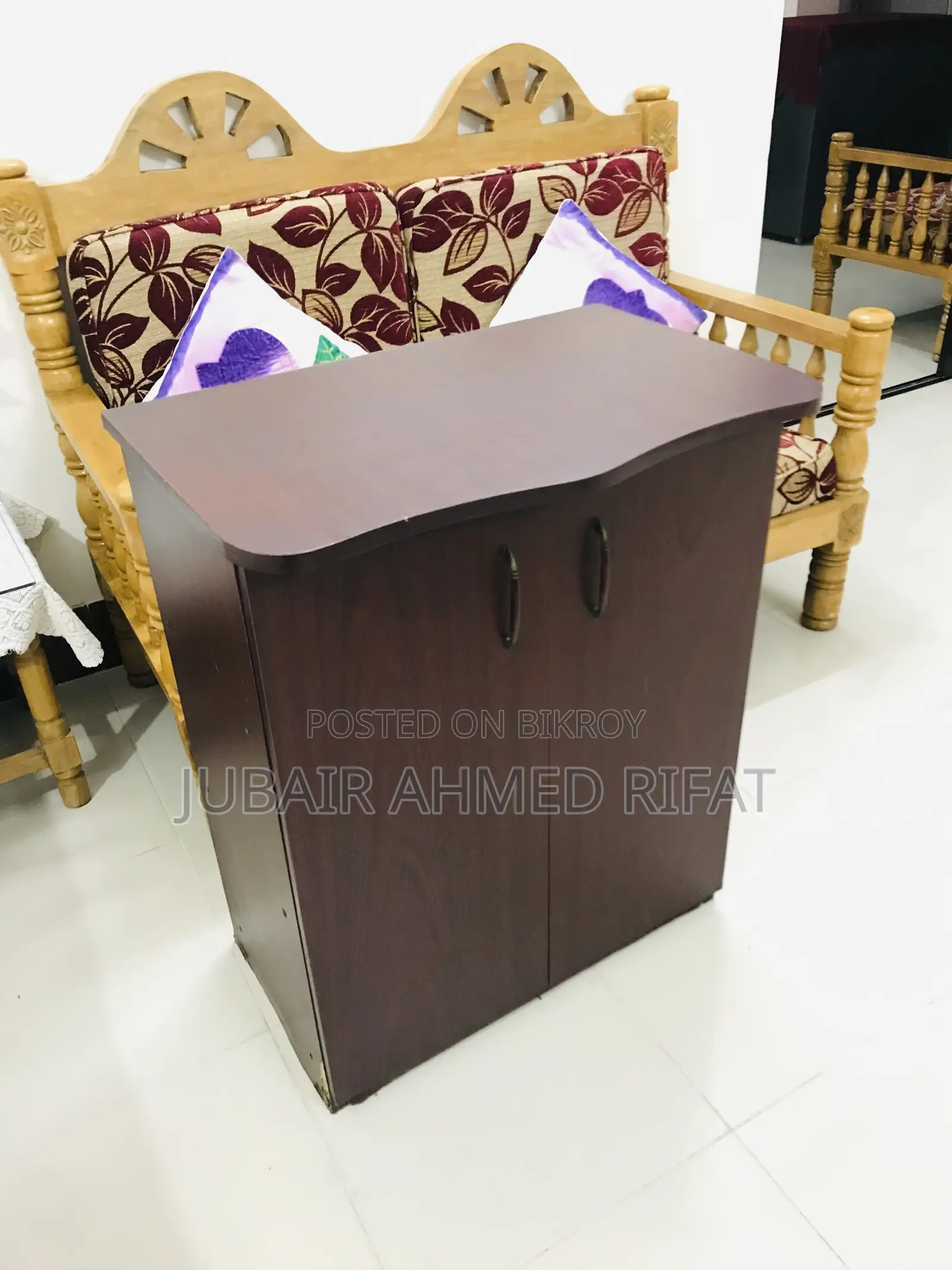 ভালো কন্ডিশনের মজবুত টিভি স্ট্যান্ড / স্টোরেজ কেবিনেট