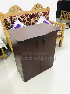 ভালো কন্ডিশনের মজবুত টিভি স্ট্যান্ড / স্টোরেজ কেবিনেট