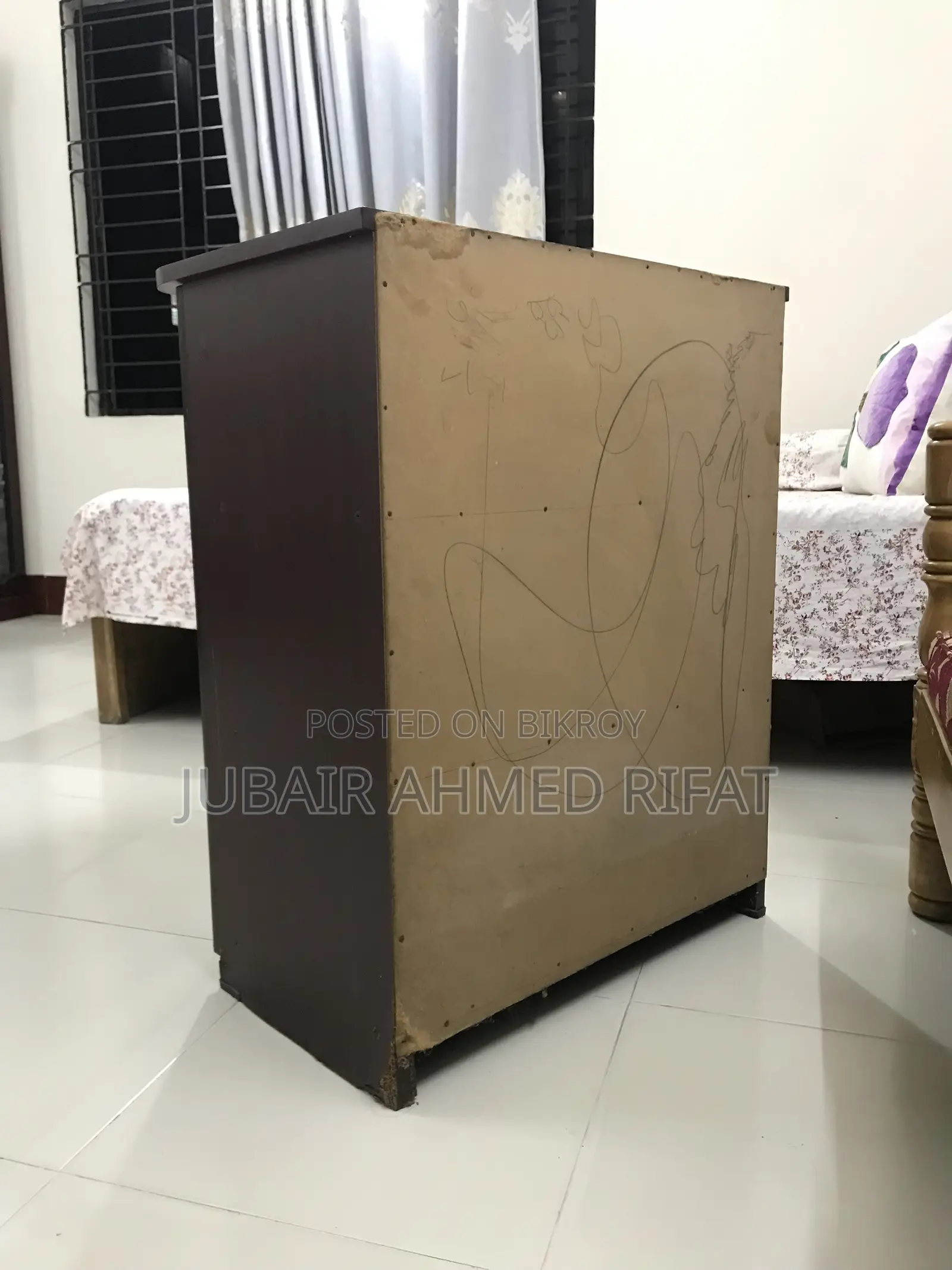 ভালো কন্ডিশনের মজবুত টিভি স্ট্যান্ড / স্টোরেজ কেবিনেট