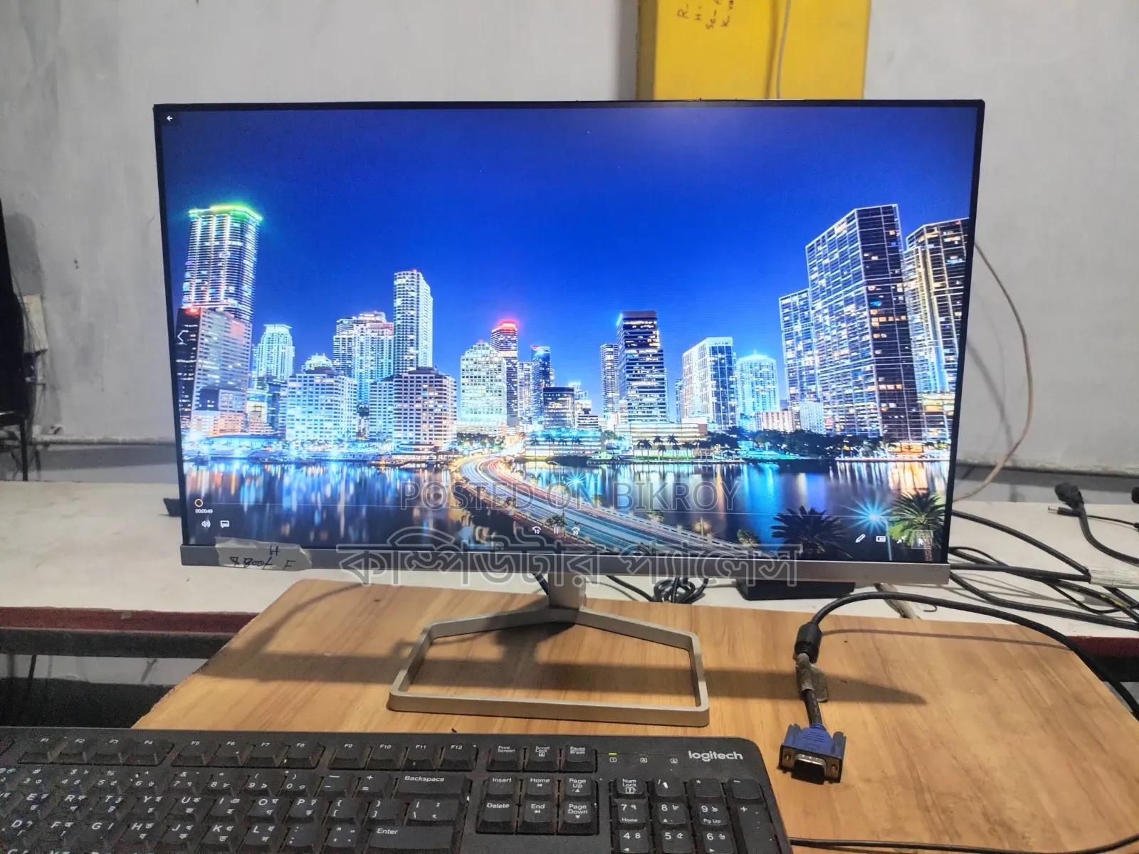 HP IPS Borderless Monitor M22f