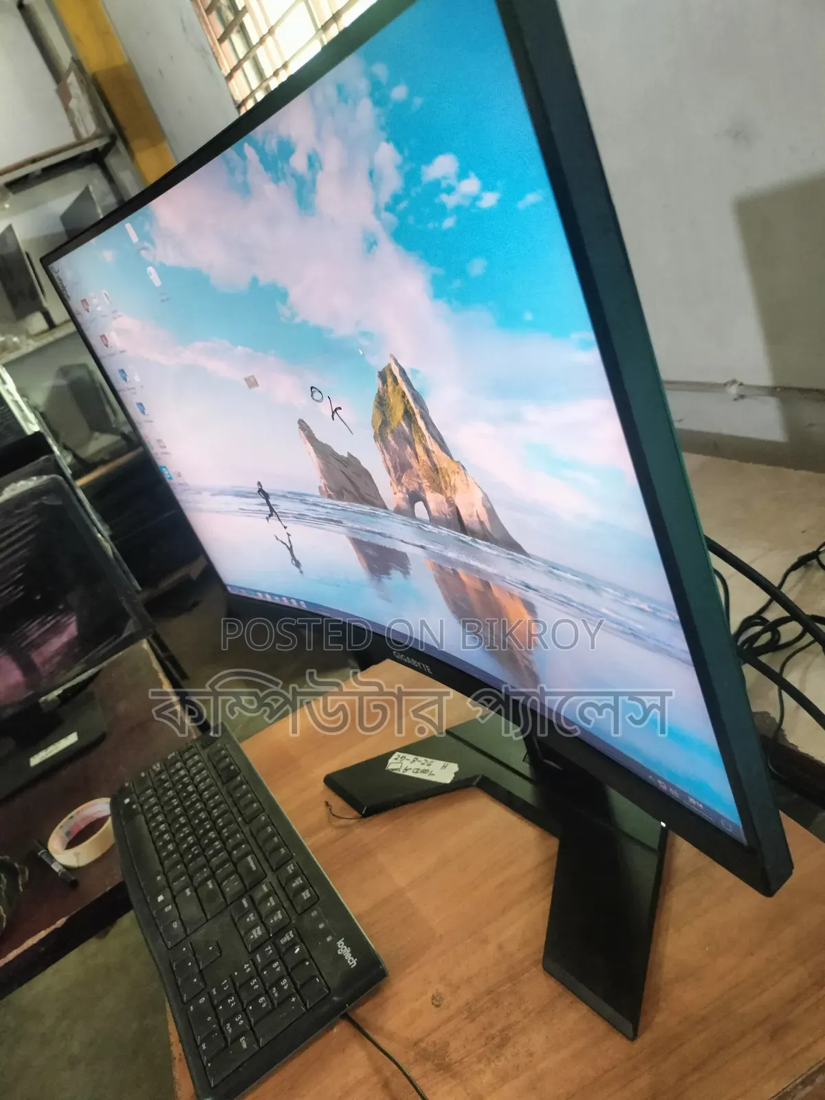 27Curved Gigabyte Monitor G27qcA