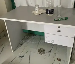 টেবিল ২৪ ইঞ্চি লম্বা ৪২ ইঞ্চি