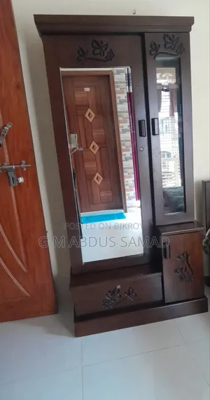 একটি ড্রেসিং টেবিল বিক্রি হবে