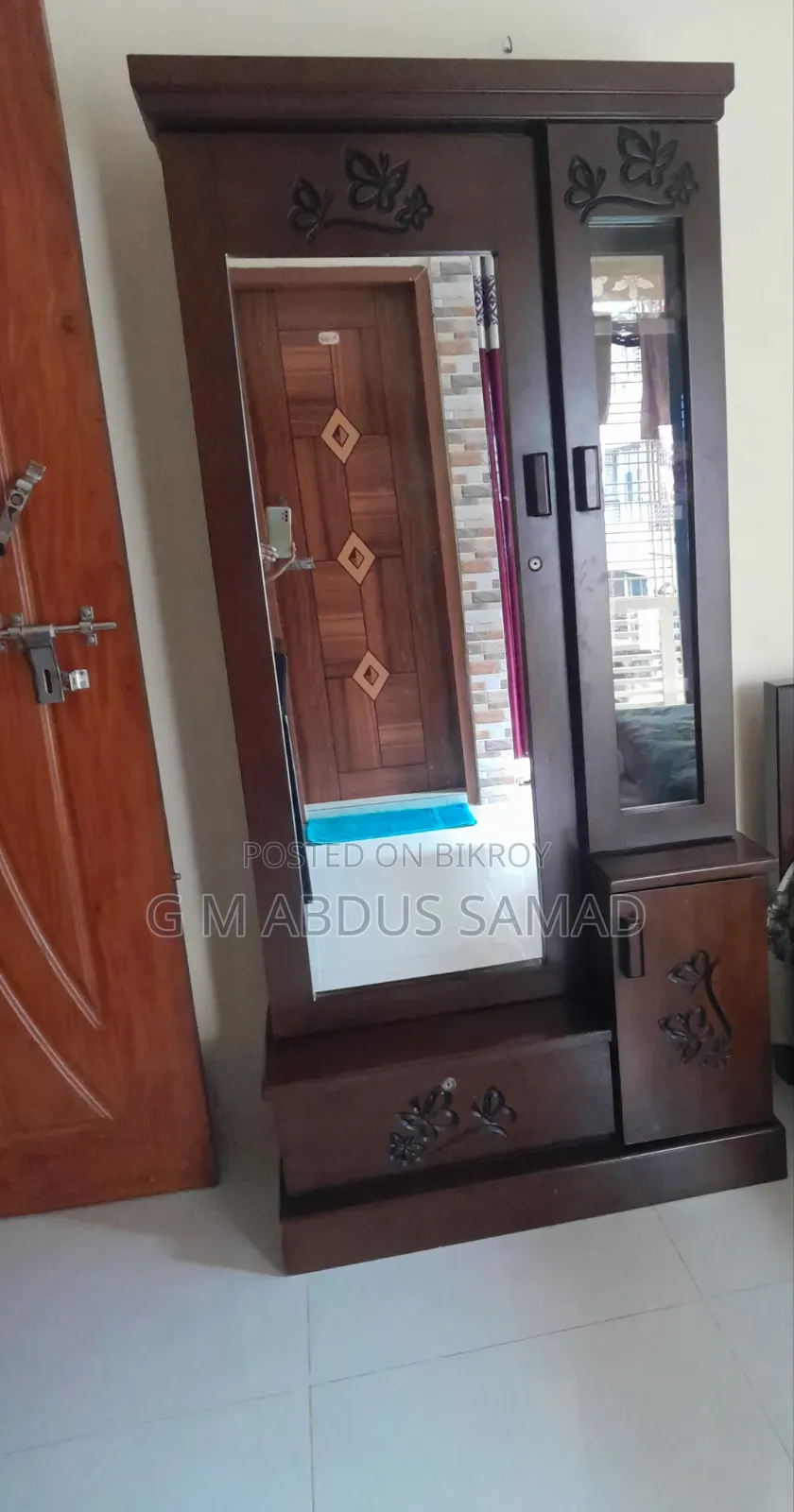 একটি ড্রেসিং টেবিল বিক্রি হবে