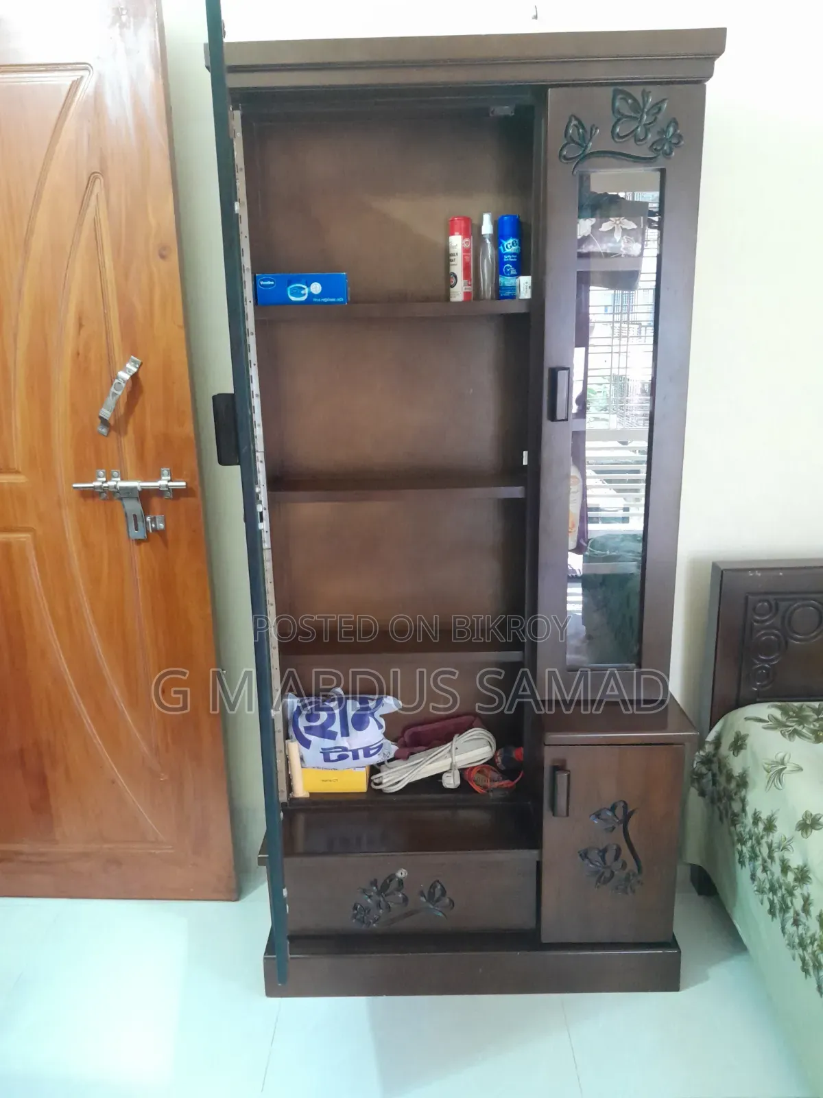 একটি ড্রেসিং টেবিল বিক্রি হবে