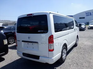 Toyota HiAce 2022