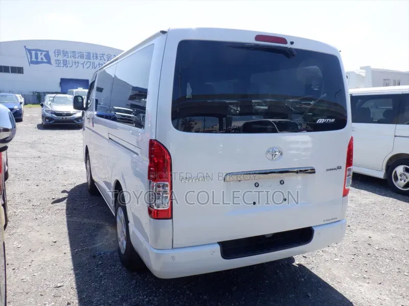 Toyota HiAce 2022