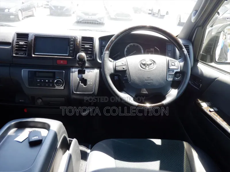 Toyota HiAce 2022