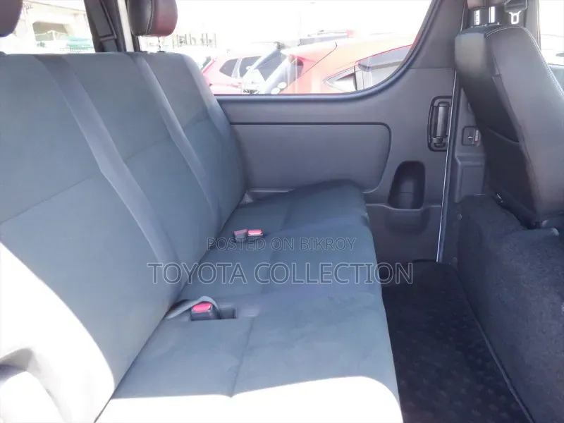 Toyota HiAce 2022