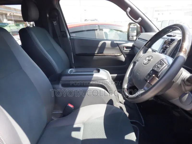 Toyota HiAce 2022