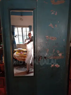 একটা বড় সাইজের স্টিলের আলমারি