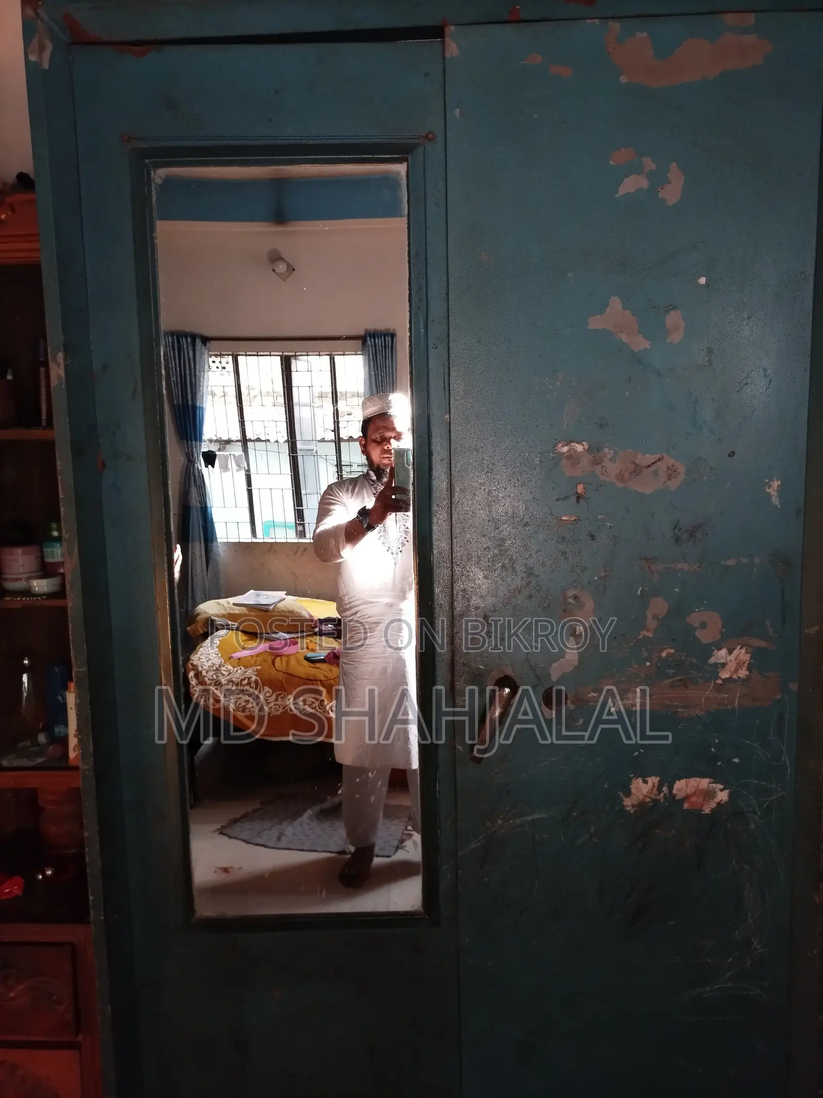 একটা বড় সাইজের স্টিলের আলমারি
