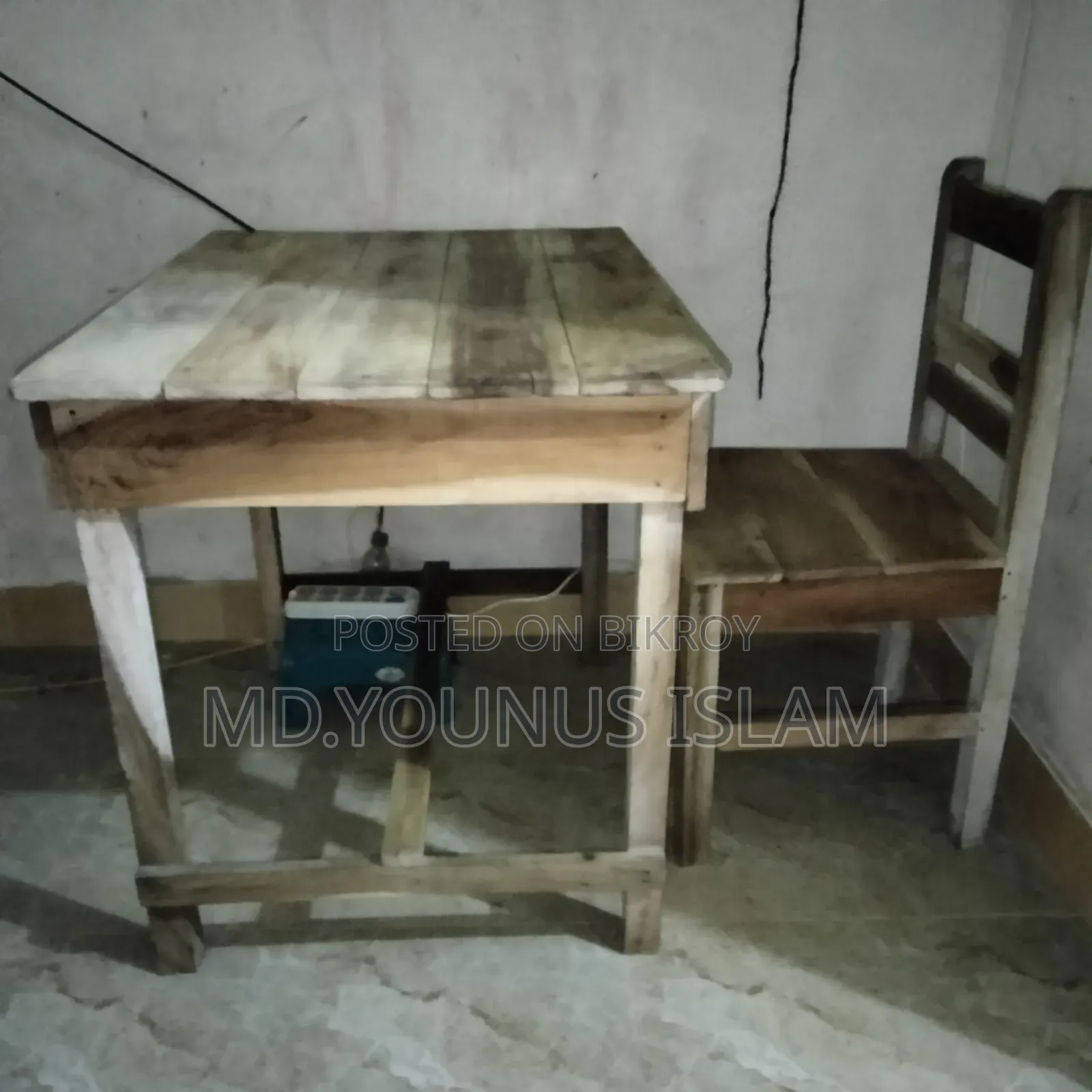 কাঠের টেবিল ও চেয়ার