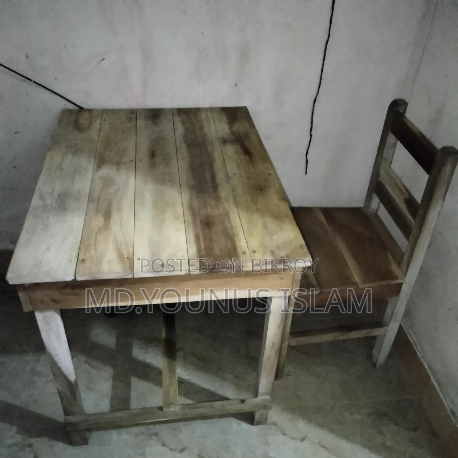 কাঠের টেবিল ও চেয়ার