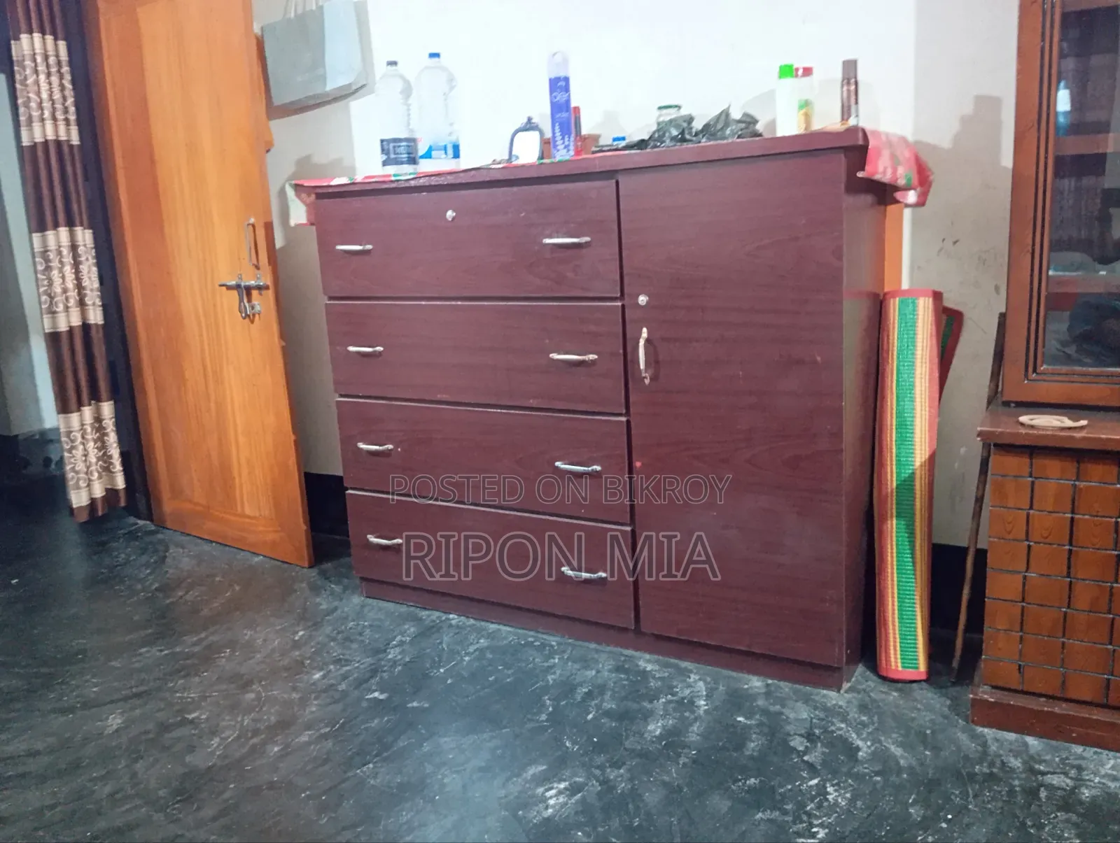 ঘরের আসবাবপত্র