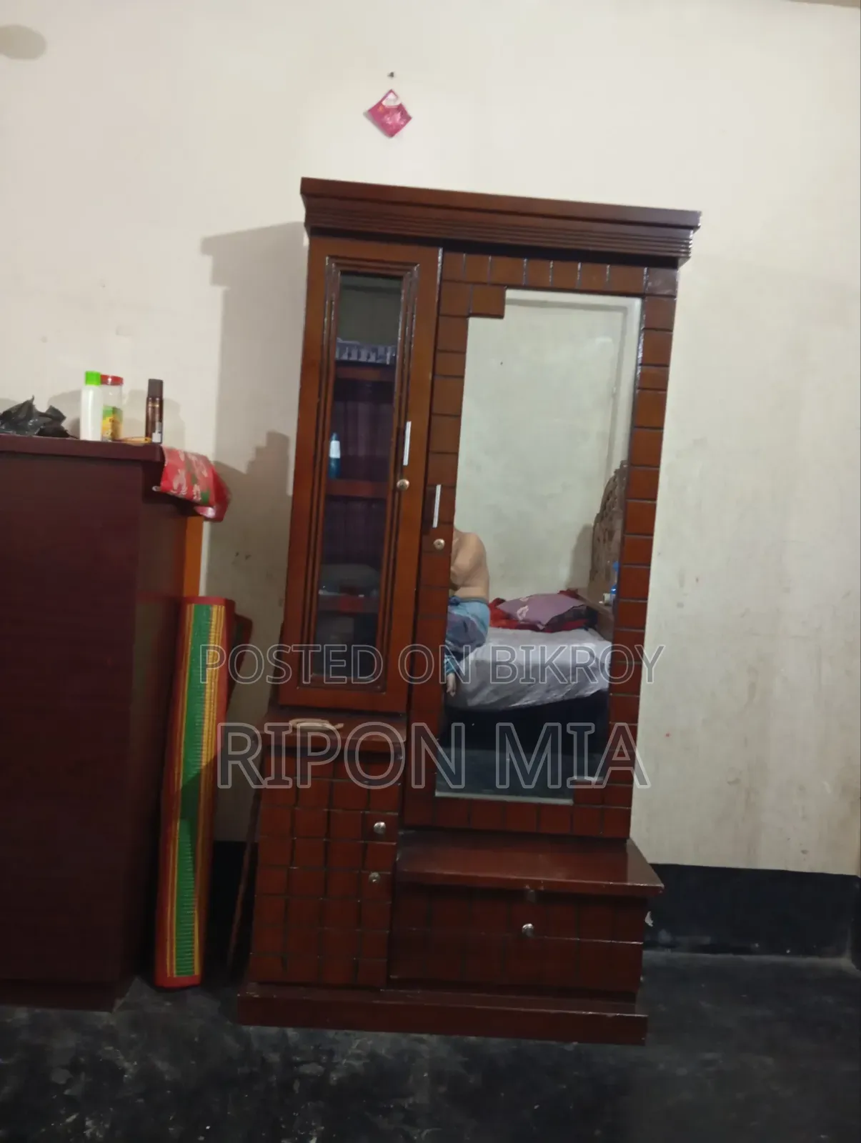 ঘরের আসবাবপত্র