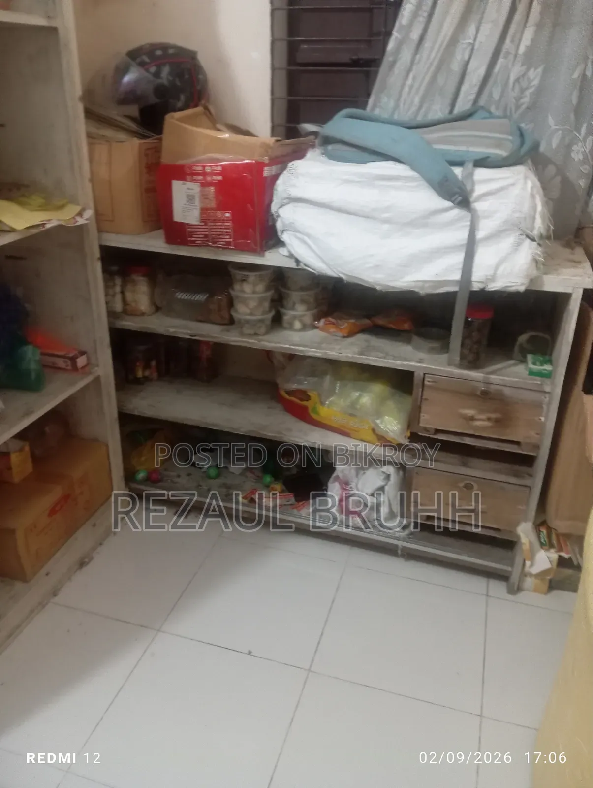 ওয়াল সুকেচ, ডাইনিং টেবিল, রেক ইমারজেন্সি সেল
