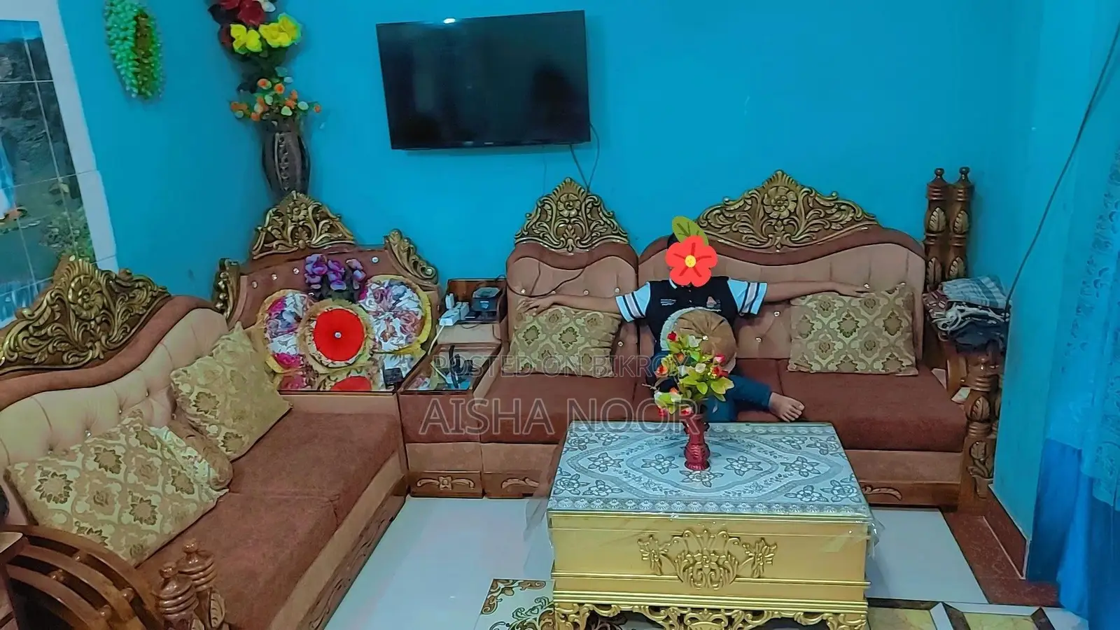 রাজকীয় একটি সোফা বিক্রয় হবে। তুলনামূলক ছোট বাসায়