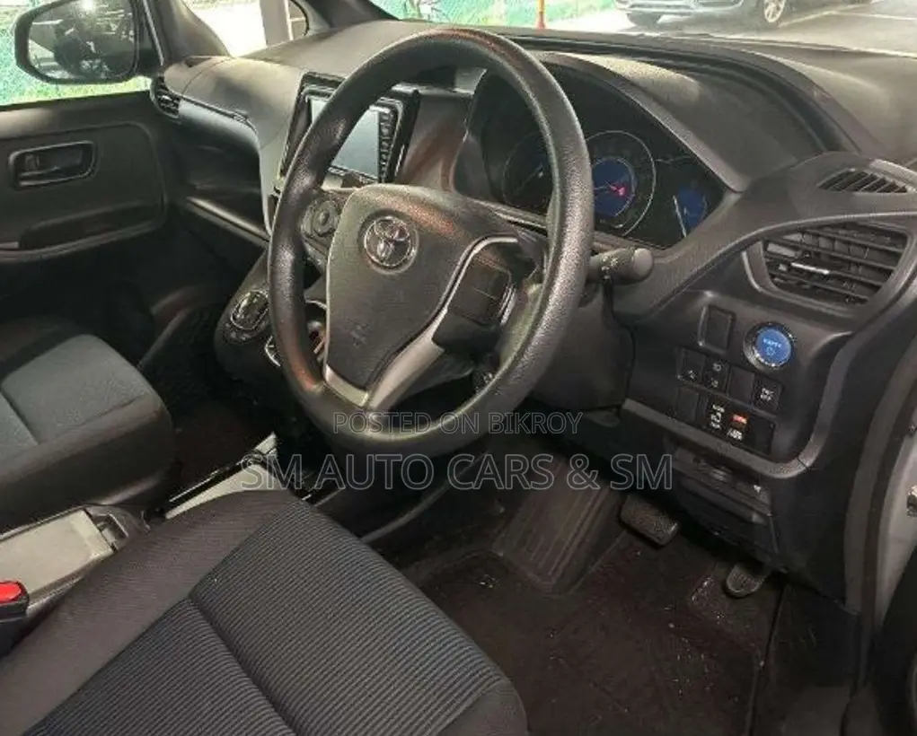 Toyota Noah 2021 Silver