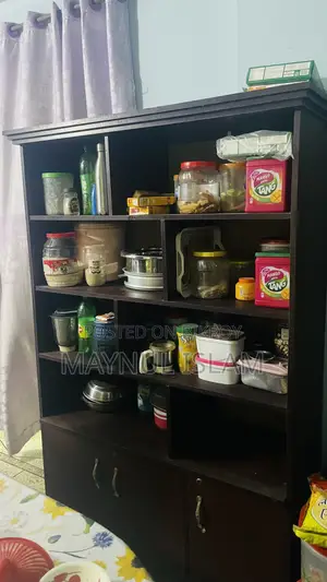 ৪ থাকের রেক নিচে লক সিস্টেম আরও একটি ক্যাবিনেট রয়েছে ।