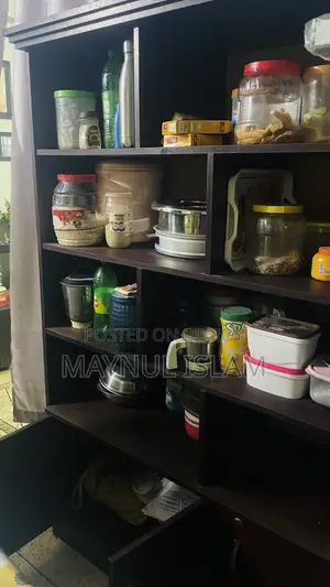 ৪ থাকের রেক নিচে লক সিস্টেম আরও একটি ক্যাবিনেট রয়েছে ।