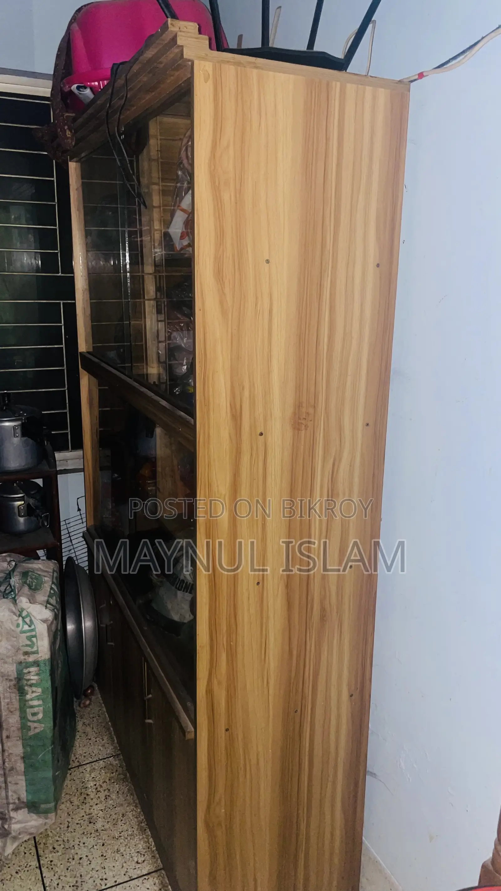 ৪ থাকের গ্লাস দেয়া রেক নিচে লক সিস্টেম আরও একটি ক্যাবিনেট রয়েছে ।