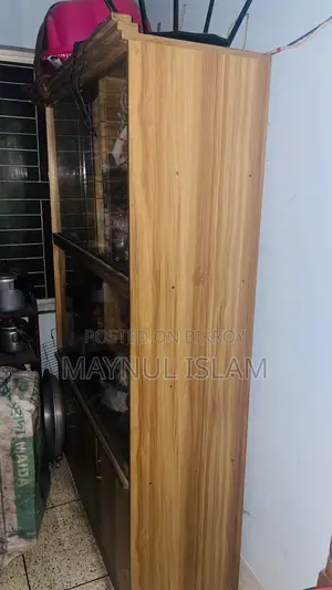 ৪ থাকের গ্লাস দেয়া রেক নিচে লক সিস্টেম আরও একটি ক্যাবিনেট রয়েছে ।