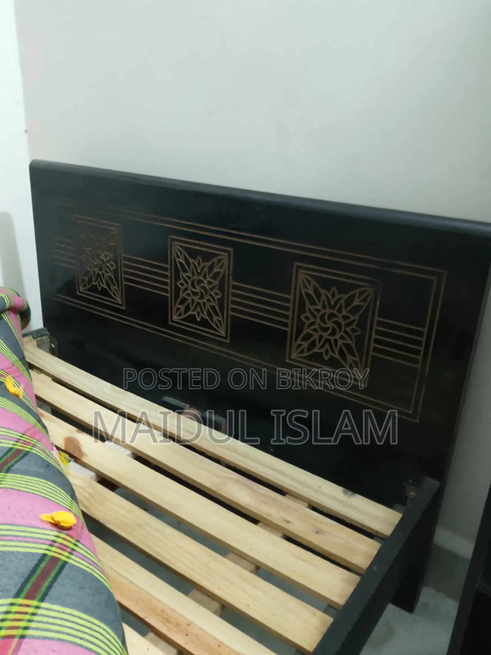 Bookshelves/Bed/Table