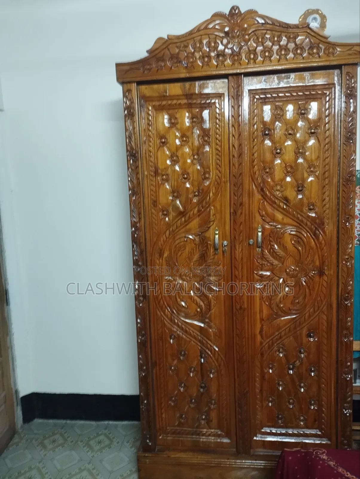 কাটের আলমারি