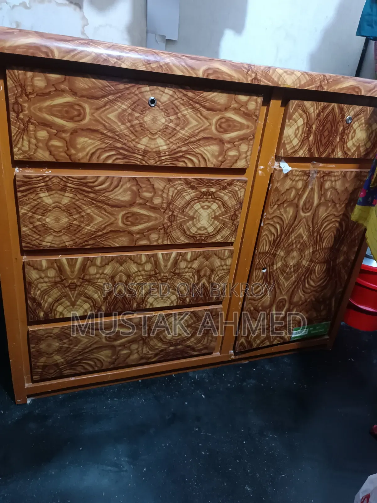 একটি বোর্ডের ওয়ার্ডড্রপ বিক্রি করা হবে