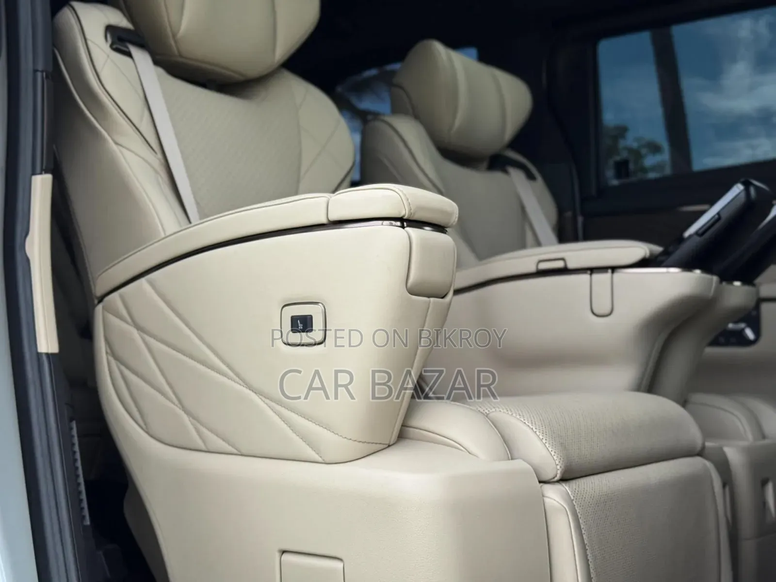 Toyota Alphard 2.5 Hybrid AWD 2023 Off white